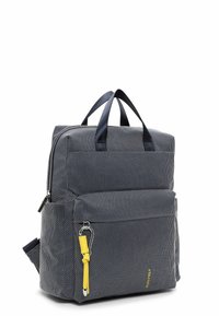 Tumesinise ja halli mustriga seljakott kahe sangaga, lukuga põhiosa ja esiküljel tasku kollase tõmblukuga.