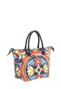Borsa multicolore con un motivo floreale e geometrico. Realizzata in tessuto resistente, con due manici blu e chiusura con zip.
