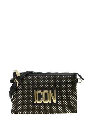 Borsa a tracolla nera con borchie dorate e grandi lettere dorate "ICON" sulla parte frontale, dotata di tracolla regolabile e chiusura con zip.