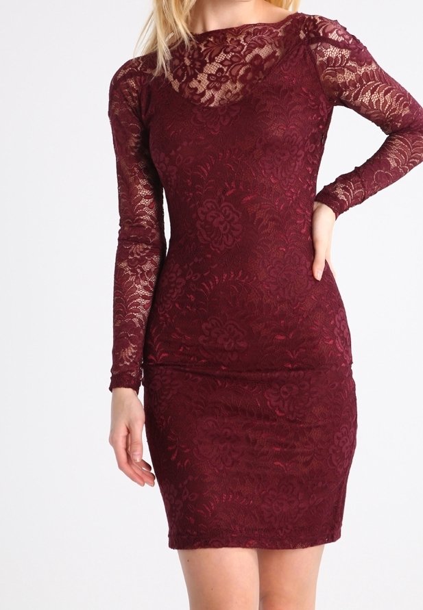 Bordeaux-Spitzenkleid mit langen Ärmeln, figurbetonter Silhouette, floralem Muster und transparenter Halslinie. Sanfte Textur mit glatter Oberfläche.