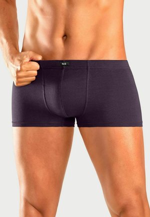 Boxer da uomo di colore viola scuro con una texture liscia, vita elastica con etichetta del brand e design aderente che mette in risalto la silhouette.