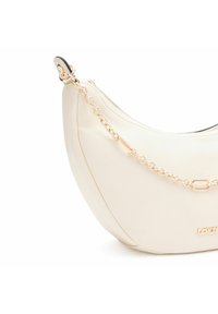 Borsa a spalla in pelle bianca con design curvo, accenti in catena dorata e superficie testurizzata. Presenta un dettaglio con logo sul lato.
