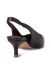 Pompe slingback en cuir brun foncé avec texture crocodile, petit talon aigu et dos ouvert, inclinée sur fond blanc.