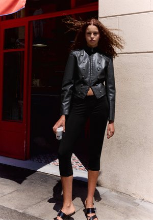 Bershka, CAPRI - TROUSERS - Pantalon classique - black