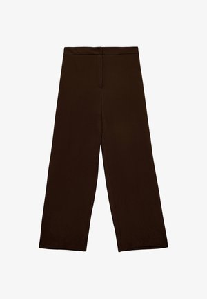 Donkerbruine broek met wijde pijpen, hoge taille en een verborgen voorkant, plat gelegd op een witte achtergrond.