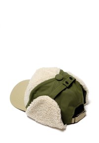 Groene pet met een tan kleurige, gestructureerde, vachtachtige voering. Heeft een vlakke klep, oordoppen en drukknopen. Verstelbare band aan de achterkant.