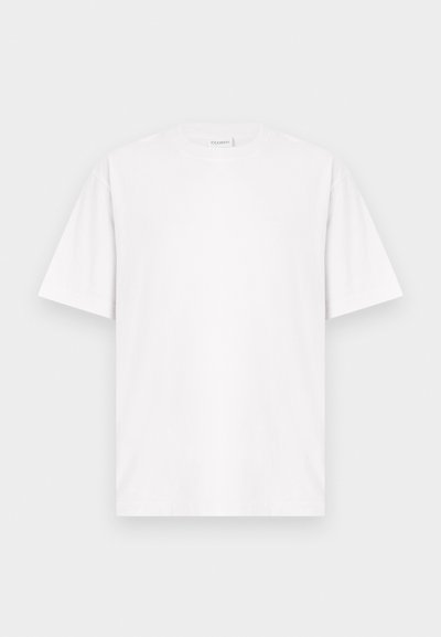 Λευκό βαμβακερό T-shirt με στρογγυλή λαιμόκοψη και κοντά μανίκια. Διαθέτει απλό σχέδιο χωρίς εμφανή σχέδια ή διακοσμητικά στοιχεία.