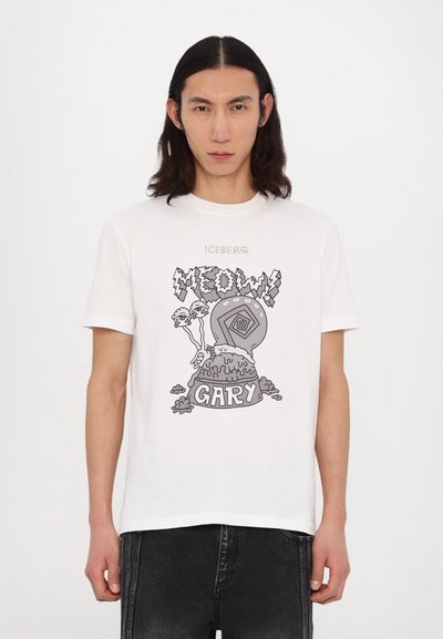 Tricou alb din bumbac, cu un imprimeu grafic al unui melc stilizat și textul "MEOW! GARY" în culori îndrăznețe de negru și gri.