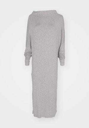 Robe grise claire à manches longues en tissu doux et texturé. Elle présente un décolleté large et des fentes sur les côt�és pour le confort et la liberté de mouvement.