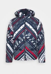 Padded jacket z granatową bazą, czerwonymi i białymi ukośnymi paskami, wzorami tekstowymi oraz z zamkiem z przodu. Zawiera kaptur.