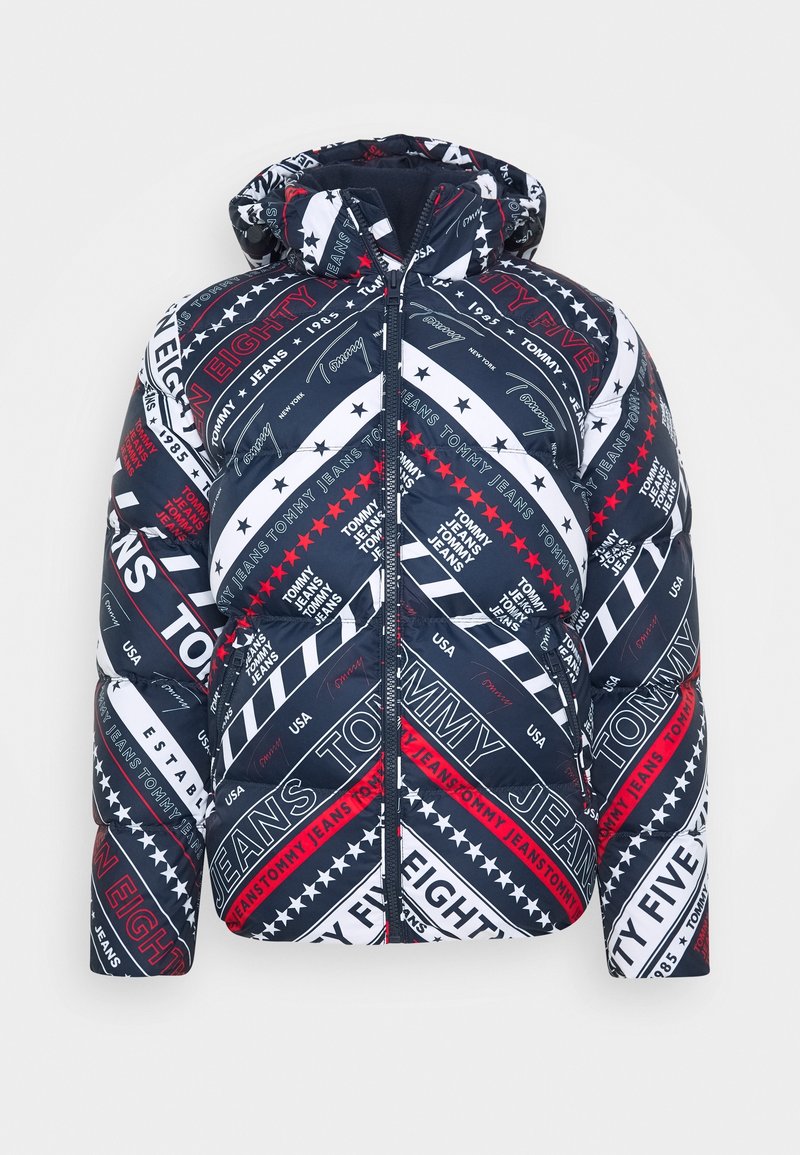 Padded jacket z granatową bazą, czerwonymi i białymi ukośnymi paskami, wzorami tekstowymi oraz z zamkiem z przodu. Zawiera kaptur.