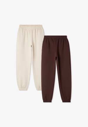 Due paia di pantaloni: uno beige e uno marrone scuro, entrambi con elastico in vita e fondo sagomato, realizzati in tessuto morbido e traspirante.