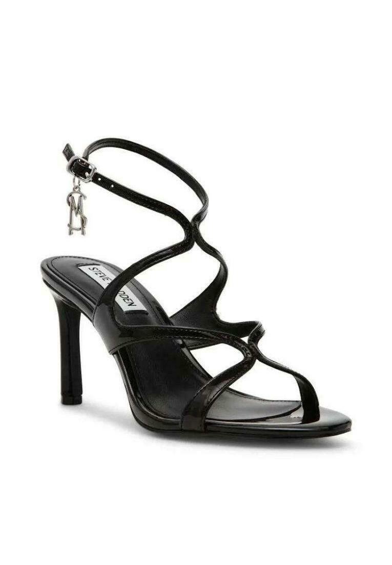 Schwarze, schnürbare High-Heel-Sandale aus glänzendem Lackleder, mit mehreren sich kreuzenden Riemen und einem schlanken Absatz. Dekorative Hardware-Details sind enthalten.