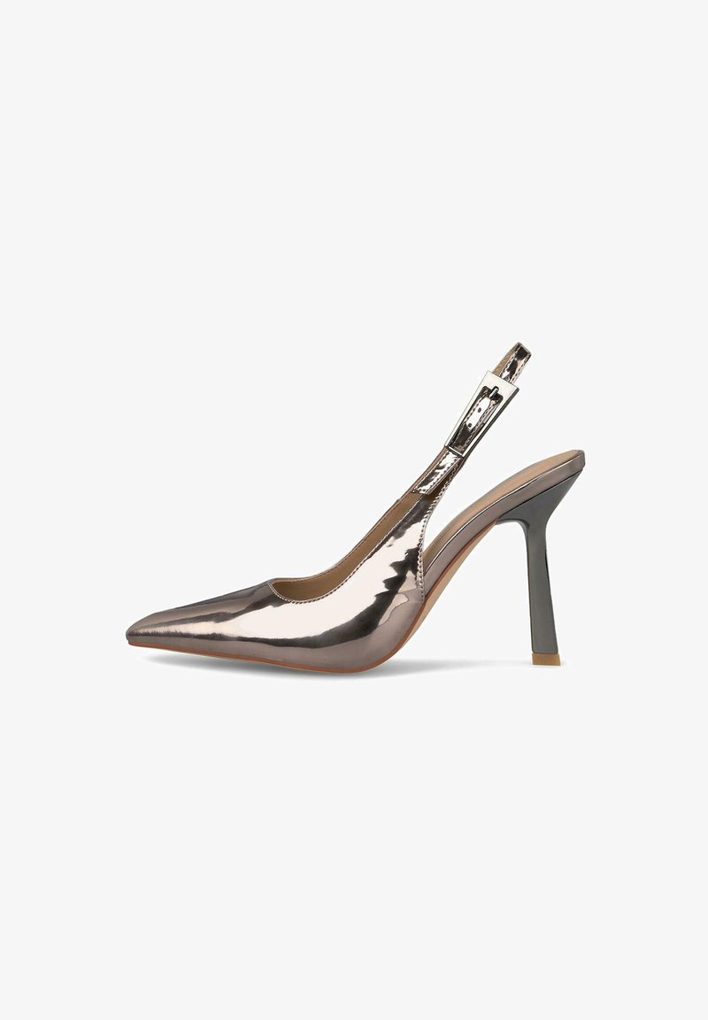 Błyszczący metaliczny but na wysokim obcasie z wąskim noskiem i regulowanym paskiem typu slingback, na białym tle.