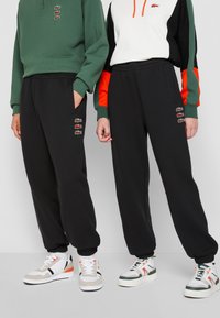 Lacoste - EXCLUSIVE UNISEX - Treniņtērpa apakšdaļas - black Miniatūras attēls 1