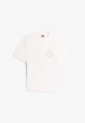 Άσπρη κοντομάνικη μπλούζα με στρογγυλή λαιμόκοψη, μικρό γραφικό με φλόγα και κείμενο στο αριστερό μέρος του στήθους, και μικρό λογότυπο στο αριστερό μανίκι.