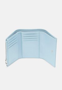 Portafoglio in pelle azzurro chiaro con slot per carte multiple, un compartimento con zip e chiusura a scatto. Texture liscia e dettagli di cucitura ordinati.