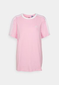 Rosa bomulls-t-shirt med vit krage och tre vita ränder på varje axel, med en liten broderad logotyp på bröstet.