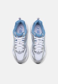 Puma MORPHIC - Maanteejooksu jalatsid - white/zen blue/silver