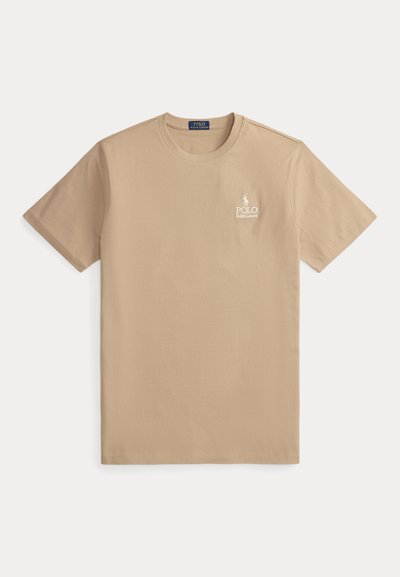 Μπεζ κοντομάνικη μπλούζα Polo Ralph Lauren με στρογγυλή λαιμόκοψη και μικρό λευκό λογότυπο στο αριστερό μέρος του στήθους.