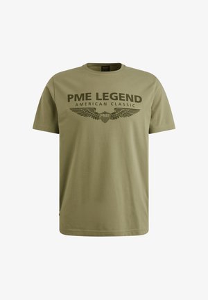 Camiseta de algodón verde oliva con un gran estampado negro que dice "PME LEGEND AMERICAN CLASSIC" con gráficos de alas en el pecho. Mangas cortas.