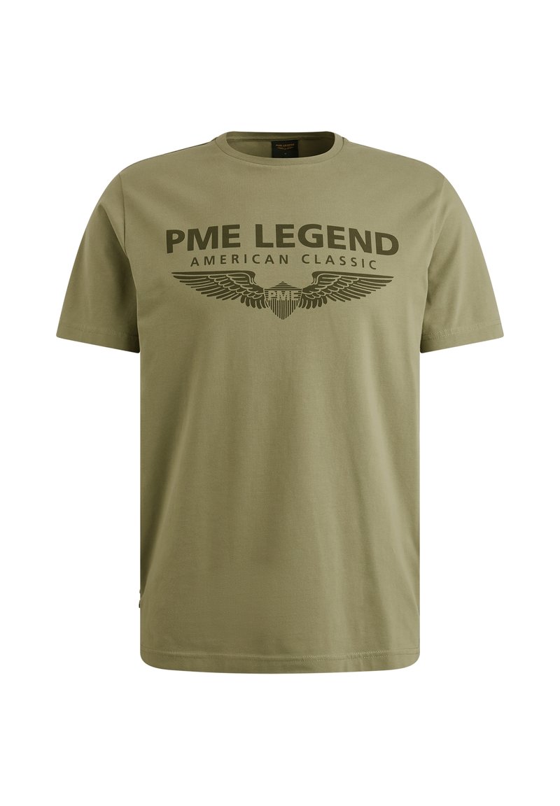 Camiseta de algodón verde oliva con un gran estampado negro que dice "PME LEGEND AMERICAN CLASSIC" con gráficos de alas en el pecho. Mangas cortas.