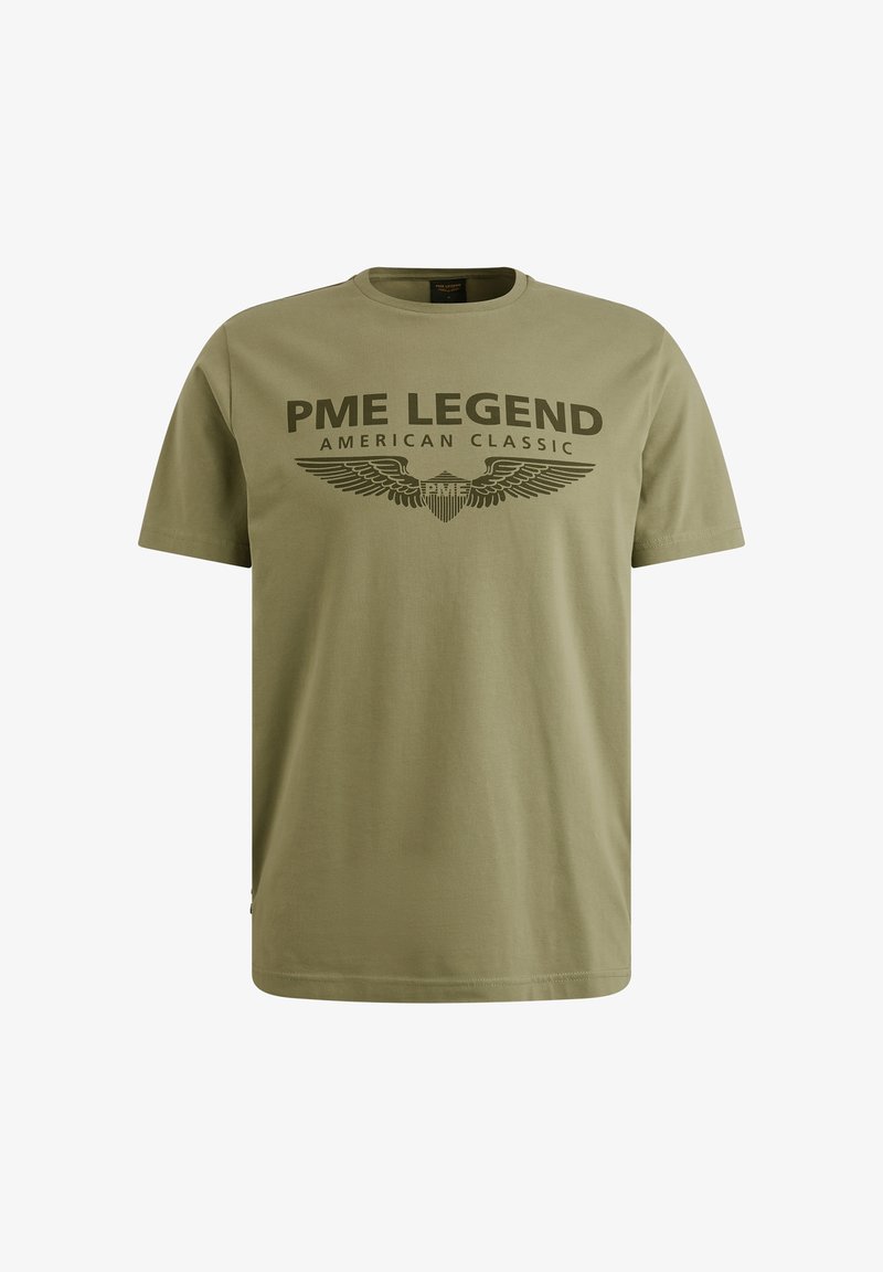 Camiseta de algodón verde oliva con un gran estampado negro que dice "PME LEGEND AMERICAN CLASSIC" con gráficos de alas en el pecho. Mangas cortas.