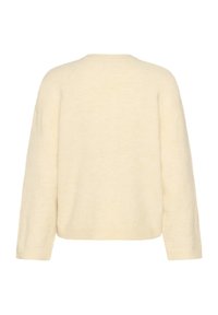 Pull en tricot doux de couleur crème, à coupe décontractée, avec des épaules descendues et des poignets côtelés. Il présente un col rond classique et aucun motif visible.