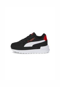 Baskets de sport noires avec des accents blancs et rouges. Fabriquées en matériau synthétique, présentant une pointe ronde, un design à lacets et une semelle texturée.