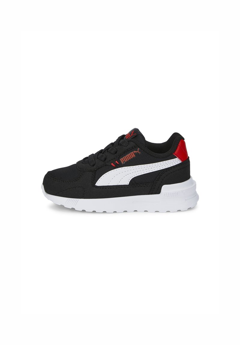 Baskets de sport noires avec des accents blancs et rouges. Fabriquées en matériau synthétique, présentant une pointe ronde, un design à lacets et une semelle texturée.