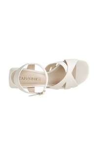 Witte leren sandalen met een open teen en enkelriem, met kruislings gestikte banden op de bovenkant en een vierkante hak. Geperst logo op de binnenzool.