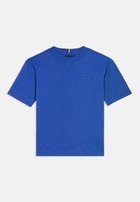 T-shirt azul de manga curta feito de algodão. Design de gola redonda com um pequeno detalhe de logotipo no peito. Textura suave, silhueta simples.