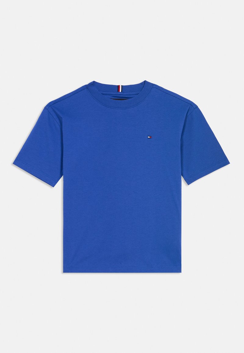 T-shirt azul de manga curta feito de algodão. Design de gola redonda com um pequeno detalhe de logotipo no peito. Textura suave, silhueta simples.