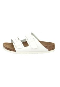 Sandal con doppia cinghia bianca con tomaia testurizzata, fibbie regolabili, footbed in sughero e suola in gomma con un motivo a onde.