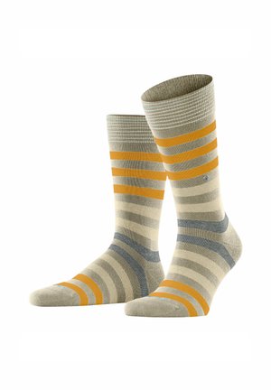 Crew-Socken in beige, orange, grau und creme mit horizontalen Streifen, stehend und übereinander auf weißem Hintergrund abgebildet.