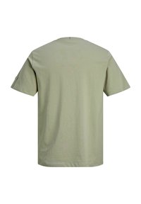 T-shirt en coton vert olive avec col rond et manches courtes. Coupe droite sans motifs ni ornements visibles.