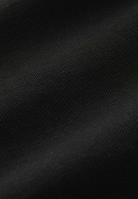 Tela texturizada negra con un patrón tejido, que presenta una superficie lisa y un ligero brillo, adecuada para diversas aplicaciones.