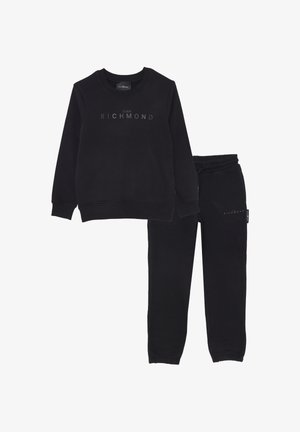 Set di felpa nera e pantaloni jogging con il logo "John Richmond" stampato in grigio scuro sul petto e sulla coscia sinistra.
