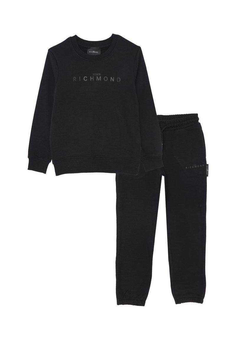 Set di felpa nera e pantaloni jogging con il logo "John Richmond" stampato in grigio scuro sul petto e sulla coscia sinistra.
