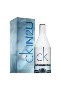 Calvin Klein CK IN2U, kirkas lasipullo mattapinnalla, jossa on rohkeat siniset kirjaimet metallinhohtoisessa sinisessä laatikossa.