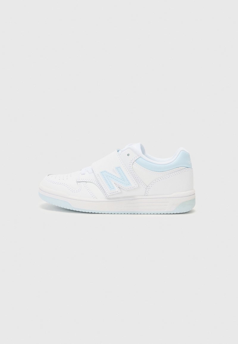 Weiße Sportschuhe mit hellblauen Akzenten, ausgestattet mit einem glatten Leder-Obermaterial, perforierten Details und einem sicheren Riemenverschluss.