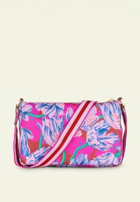 Bloemen schoudertas met een roze synthetisch materiaal, multikleurige bloemenprint en een verstelbare rood-wit gestreepte schouderriem.