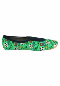 Groene instap schoenen met een zachte stoffen oppervlakte, voorzien van een patroon van een voetbal, kleurrijke tekst en een contrasterende marineblauwe elastische band bovenop.