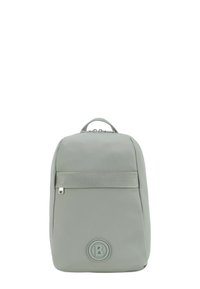 Grå ryggsäck tillverkad av ett slätt, hållbart material med en framficka med dragkedja och en rund logotyp präglad på den nedre fronten.