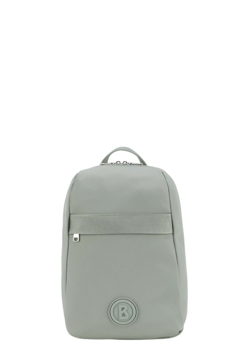 Grå ryggsäck tillverkad av ett slätt, hållbart material med en framficka med dragkedja och en rund logotyp präglad på den nedre fronten.