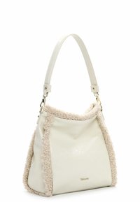 Sac à main en cuir blanc avec une bordure en polaire beige douce. Équipé d'une bandoulière robuste et d'une branding subtile à l'avant. Texture lisse.