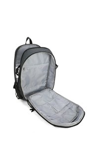 Zaino in tessuto grigio con un ampio interno grigio, scomparto con zip, base piatta, spallacci regolabili e design superiore arrotondato.