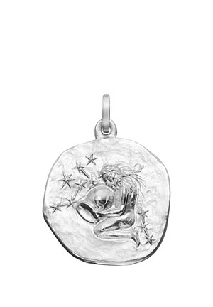 Silberanhänger mit einer knienden Figur, die Wasser aus einem Krug gießt, umgeben von Sternen, die das Sternzeichen Wassermann darstellen.