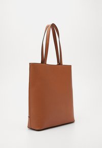 Borsa a tote in finta pelle marrone con forma rettangolare piatta, spesse spalline sottili e design minimalista. Nessun hardware visibile o motivi.