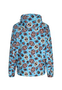 Helle blaue Kapuzenjacke mit einem Allover-Druck von bunten Totenköpfen, Blumen und Insekten; aus einem glatten Material mit einer Kordelzugkapuze gefertigt.